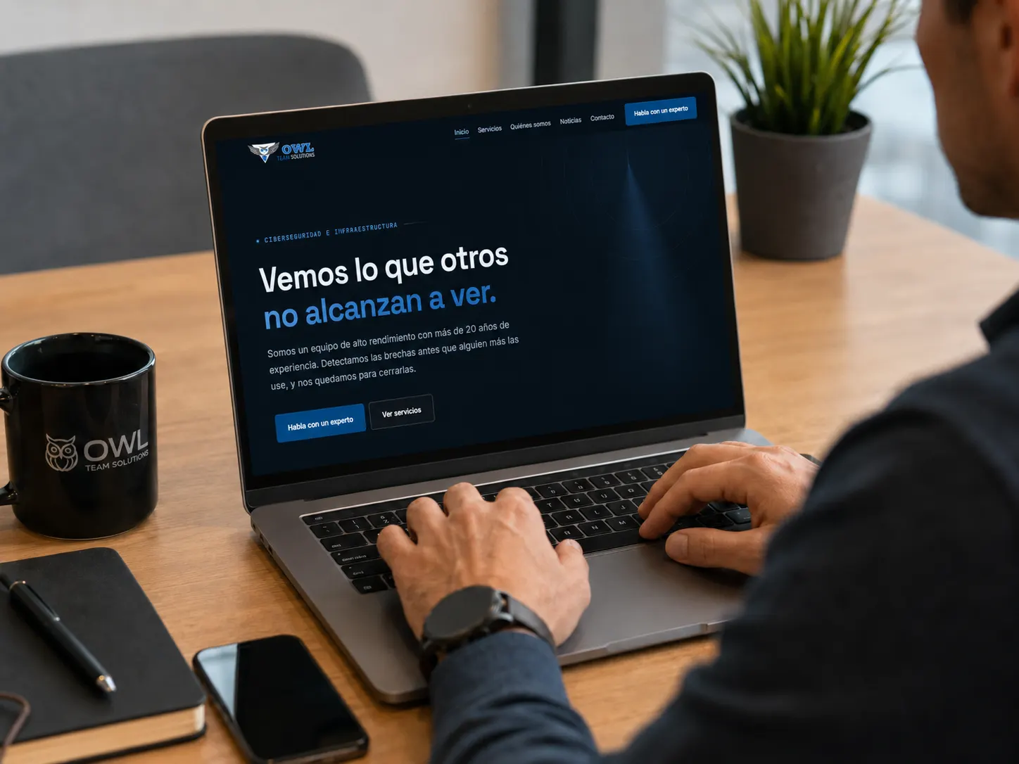 Desarrollador revisando el diseño de una aplicación en pantalla